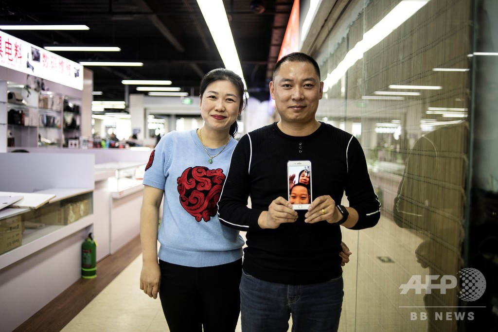 【今日の1枚】中国の出稼ぎ夫婦支えるスマホ 【今日の1枚】中国の出稼ぎ夫婦支えるスマホ