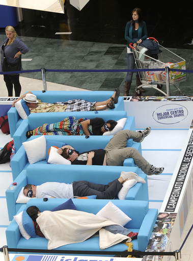 シエスタ選手権 で居眠りの技を競う スペイン 写真7枚 国際ニュース Afpbb News
