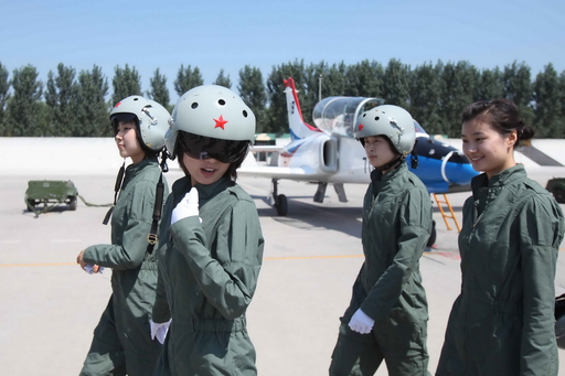 中国初の女性戦闘機パイロット、「レディース」用ヘルメット・制服に