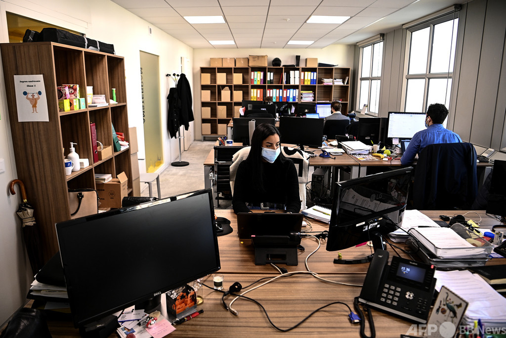 対人距離を確保の「警報器」 従業員に携帯指示で物議 仏 対人距離を確保の「警報器」 従業員に携帯指示で物議 仏