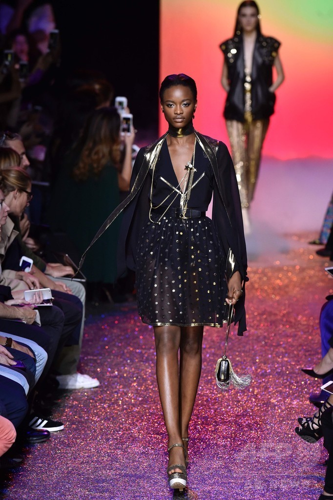 「エリー・サーブ」17年春夏