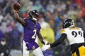 23NFL第18週、ボルティモア・レイヴンズ対ピッツバーグ・スティーラーズ。パスを出すボルティモア・レイヴンズのタイラー・ハントリー（左、2024年1月6日撮影）。(c)Patrick Smith/Getty Images/AFP