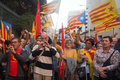 仏南部ペルピニャンにあるスペイン領事館の外でスペインのカタルーニャ独立派の旗を掲げ、スペイン警察がカタルーニャ自治州の独立の是非を問う住民投票を実力行使で阻止しようとしたことに抗議する地元住民（2017年10月2日撮影）。(c)AFP/RAYMOND ROIG