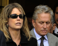キャメロン・ダグラス（Cameron Douglas）被告の判決言い渡しを傍聴し、法廷を後にする父親で俳優のマイケル・ダグラス（Michael Douglas）さん（右）と母親のDiandra Lukerさん（2010年4月20日撮影）。(c)AFP/TIMOTHY A. CLARY