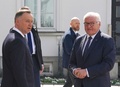 ポーランドの首都ワルシャワで、ポーランドのアンジェイ・ドゥダ大統領（左）と話すドイツのフランクワルター・シュタインマイヤー大統領（2022年4月12日撮影）。(c)JANEK SKARZYNSKI / AFP