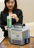 都内の英国大使館で、日立製作所（Hitachi）と英プロセス・イノベーション・センター（Centre for Process Innovation、CPI）が発表した直接メタノール形燃料電池（DMFC）の試作品「P3B」（2009年2月24日撮影）。(c)AFP/Yoshikazu TSUNO