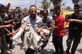 イスラエル軍の爆撃後、パレスチナ自治区ガザ地区中部デイルアルバラのアクサ殉教者病院に運び込まれる子ども（2024年6月8日撮影）。(c) Bashar TALEB / AFP