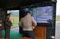 戦術弾道ミサイルの発射実験を視察する北朝鮮の金正恩（キム・ジョンウン）朝鮮労働党総書記。朝鮮中央通信（KCNA）公開（2024年9月18日撮影、19日公開）。(c)AFP PHOTO/KCNA VIA KNS