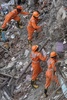 インド・マハードで起きたアパートの倒壊現場で、生存者を捜索する救助隊員（2020年8月25日撮影）。(c)Punit PARANJPE / AFP