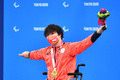 東京パラリンピック、競泳男子100メートル自由形（運動機能障害S4）決勝。表彰式で金メダル獲得を喜ぶ鈴木孝幸選手（2021年8月26日撮影）。(c)Kazuhiro NOGI / AFP 