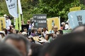 台湾・台北で、台湾独立を問う住民投票の実施を求めて与党・民進党の本部前に集まった参加者たち（2018年10月20日撮影）。(c)SAM YEH / AFP