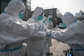 中国・上海の新型コロナウイルス感染者が確認された地区で、消毒剤散布の準備をする保健当局者ら（2021年1月27日撮影）。(c)STR / AFP
