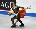 世界フィギュアスケート国別対抗戦2015、アイスダンス・ショートダンス。演技に臨むケイトリン・ウィーバー/アンドリュー・ポジェ組（2015年4月16日撮影）。(c)AFP/Toru YAMANAKA