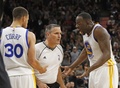 15-16NBA、サンアントニオ・スパーズ対ゴールデンステイト・ウォリアーズ。テクニカルファウルの判定に抗議するゴールデンステイト・ウォリアーズのドレイモンド・グリーン（2016年4月10日撮影）。(c)AFP/Getty Images/Ronald Cortes