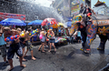 タイ・バンコク（Bangkok）の観光客に人気があるカオサン（Khao San）通りで12日、旧正月を祝う水かけ祭り「ソンクラーン（Songkran）」が行われた。写真は、観光客に水を掛けるゾウ（2010年4月12日撮影）。(c)AFP/PORNCHAI KITTIWONGSAKUL