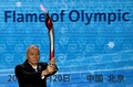北京五輪タワーで行われた北京冬季五輪の聖火到着の歓迎式で、聖火をともしたトーチを手にする北京市党委書記の蔡奇氏（2021年10月20日撮影）。(c)Noel Celis/ AFP