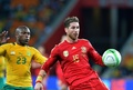 サッカー国際親善試合、南アフリカ対スペイン。南アフリカのトケロ・ランティー（Tokelo Rantie、左）にマークされながらボールをコントロールするスペインのセルヒオ・ラモス（Sergio Ramos、2013年11月19日撮影）。(c)AFP/ALEXANDER JOE