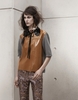 「マルニ アット H&amp;M（MARNI at H&amp;M）」ウィメンズコレクション。パンツ8490円、エナメルレザートップス1万5990円、スパンコール付け襟1990円。(c)H&amp;M/Josh Olins