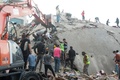 トルコのイズミルで、地震により倒壊した建物で行方不明者の捜索を行う人々（2020年10月30日撮影）。(c)MERT CAKIR / AFP