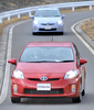 【4月3日 AFP】トヨタ自動車（%%Toyota Motor%%）は3日、静岡県駿東郡小山町の富士スピードウェイ（%%Fuji Speedway%%）で行ったハイブリッド車「プリウス」新型版の試作車走行を、報道陣に公開した。

　また、大量生産車としては世界最高燃費となるガソリン１リットル当たり38キロの走行距離を、新型「プリウス」が達成したと発表した。

　トヨタは、1.8リットルエンジンと出力を増強したモーターを搭載した新型「プリウス」を、第3世代ハイブリッド車と位置づけている。新型「プリウス」の店頭発売は5月の予定。

　写真は、報道陣が試乗するトヨタのハイブリッド車「プリウス」の新型試作車（2009年4月3日撮影）。(c)AFP/Toru YAMANAKA