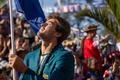 サーフィン競技の会場となるフランス領ポリネシアのタヒチ島チョープーで、パリ五輪の開会式に臨むオーストラリアのジャック・ロビンソン（2024年7月26日撮影）。(c)Ed Sloane / POOL / AFP
