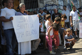 イタリア・ローマ（Rome）で政府のロマ人強制指紋採取政策に抗議するロマ人一家（2008年7月10日撮影）。(c)AFP/FILIPPO MONTEFORTE