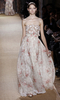 フランス・パリ市内で発表されたヴァレンティノ（VALENTINO）の12年春夏オートクチュールコレクション（2012年1月25日撮影）。(c)AFP/ALEXANDER KLEIN
