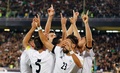 2018年サッカーW杯ロシア大会アジア最終予選グループA、イラン対韓国。サルダル・アズムンの先制点に歓喜するイランの選手（2016年10月11日撮影）。(c)AFP/ATTA KENARE