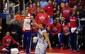 13-14NBAプレーオフ1回戦（7回戦制）、ロサンゼルス・クリッパーズ（Los Angeles Clippers）対ゴールデンステイト・ウォリアーズ（Golden State Warriors）第7戦。ダンクシュートを決めるロサンゼルス・クリッパーズのブレイク・グリフィン（Blake Griffin、2014年5月3日撮影）。(c)AFP/Frederic J. BROWN