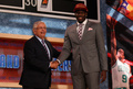 NBAドラフト2013で全体1位指名を受け、壇上でデビッド・スターン（David Stern、左）コミッショナーとともに写真撮影に応じるアンソニー・ベネット（Anthony Bennett、2013年6月26日撮影）。(c)AFP/Getty Images/Mike Stobe