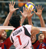 スパイクをブロックされる日本の相澤寿（%%Hisashi Aizawa%%、中央）。（2008年7月24日撮影）(c)AFP/VANDERLEI ALMEIDA