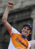 第92回ジロ・デ・イタリア（%%2009 Giro d&apos;Italia%%）第21ステージ（ローマ市街、14.4キロメートル個人タイムトライアル）。ラボバンク（%%Rabobank%%）のデニス・メンショフ（%%Denis Menchov%%、ロシア）が、首位と24秒差の19分06秒でステージを10位で終え、合計タイムを86時間03分11秒として総合優勝を果たした。写真は表彰式で歓喜するデニス・メンショフ。（2009年5月31日撮影）(c)AFP/DAMIEN MEYER