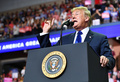 米ミシシッピ州サウスヘイブンで開かれた選挙集会で演説するドナルド・トランプ大統領（2018年10月2日撮影）。(c)AFP PHOTO / MANDEL NGAN