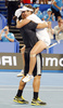 テニス男女混合国別対抗戦、第25回ホップマンカップ（Hopman Cup XXV）は5日、オーストラリアのパース（Perth）で決勝が行われ、大会第4シードのスペインが2勝1敗で第1シードのセルビアを破り、通算4度目の優勝を飾った。

混合ダブルスを制して優勝を決め、歓喜するスペインのフェルナンド・ベルダスコ（Fernando Verdasco）/アナベル・メディナ・ガリゲス（Anabel Medina Garrigues）組（2013年1月5日撮影）。(c)AFP/Tony ASHBY