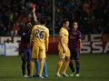 サッカー欧州チャンピオンズリーグ2014-15（UEFA Champions League 2014-15）グループF第5節、アポエル・ニコシア（APOEL Nicosia）対FCバルセロナ（FC Barcelona）。退場処分を受けるFCバルセロナのラフィーニャ（Rafinha、左、2014年11月25日撮影）。(c)AFP/THOMAS COEX