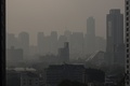 大気汚染でかすむタイ・バンコク（2024年2月15日撮影）。(c)Lillian SUWANRUMPHA / AFP