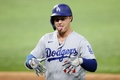 20MLB、ワールドシリーズ（7回戦制）第4戦、タンパベイ・レイズ対ロサンゼルス・ドジャース。7回に2点適時打を放ち喜ぶロサンゼルス・ドジャースのジョク・ピーダーソン（2020年10月24日撮影）。(c)Tom Pennington/Getty Images/AFP