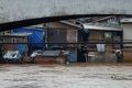 豪雨により浸水した住宅。インドネシアの首都ジャカルタで（2020年2月25日撮影）。(c)BAY ISMOYO / AFP