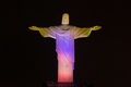 ブラジル・リオデジャネイロ（Rio de Janeiro）のコルコバード（Corcovado）の丘に立つ、コロンビアの国旗の色に染め上げられた巨大なキリスト像（Christ the Redeemer、2014年6月11日撮影）。(c)AFP/YASUYOSHI CHIBA