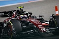 23F1開幕戦バーレーンGPのフリー走行2回目に臨むアルファロメオの周冠宇（2023年3月3日撮影）。(c)Giuseppe CACACE/ AFP