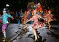 2007年12月15日、コスタリカの首都サンホセ（San Jose）で開催された「ライト・フェスティバル（Light Festival）」のパレードで、パフォーマンスを披露する人々。(c)AFP/Yuri CORTEZ