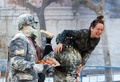 スペイン南東部イビで開催された軍服姿の参加者たちが小麦粉や生卵をかけあう毎年恒例の祭り「エルス・エンファリナッツ」の様子（2019年12月28日撮影）。(c)AFP/JAIME REINA