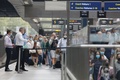 英ロンドンのセントパンクラス駅で、エスカレーターに乗る乗客ら（2020年8月14日撮影）。(c)Tolga AKMEN / AFP