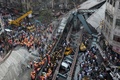 インド・コルカタで、高架道路が崩落した現場で救出活動に当たる救助隊員ら（2016年3月31日撮影）。(c)AFP/Dibyangshu SARKAR
