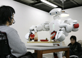 2007年11月27日、都内の早稲田大学（Waseda University）の研究所で公開された人間型介助ロボット「TWENDY-ONE」。(c)AFP/Yoshikazu TSUNO