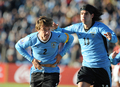 前半11分に先制点を決めて歓喜するウルグアイのディエゴ・ルガーノ（%%Diego Lugano%%、左）。（2008年6月14日撮影）(c)AFP/PABLO PORCIUNCULA