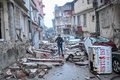 地震の被害を受けたトルコ・ハタイで、がれきが散乱する道を歩く男性（2023年2月7日撮影）。(c)BULENT KILIC / AFP
