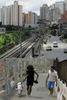2008年2月26日、ブラジル・サンパウロ（Sao Paulo）近郊のバラフンダ（Barra Funda）で散歩する生後8か月のブタ「ガブリエル（Gabriel）」。((c)AFP/Mauricio LIMA