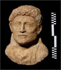 エジプト・アレクサンドリア西方のタップ・オシリス・マグナ神殿で発掘された、古代ギリシャ・ローマ時代の大理石のマスク。エジプト観光・考古省提供（2021年1月29日提供）。(c)AFP PHOTO / HO / EGYPTIAN MINISTRY OF ANTIQUITIES