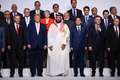 大阪で開催中の20か国・地域（G20）首脳会議の歓迎行事で、記念撮影に臨む参加国・国際機関の代表者（2019年6月28日撮影）。(c) Brendan Smialowski / AFP